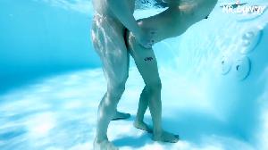 冲绳之旅，和女神一起冲绳之旅全记录，和女神在泳池各种姿势激情啪啪，最后在床上使劲怼的女神各种抽搐高潮，太爽了(1)