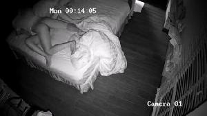 ❤️黑客破解家庭网络摄像头偷拍 翘臀丸子头少妇和老公睡前的性爱生活❤️