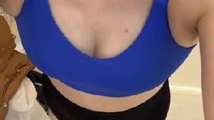 直播~骚货穿着瑜伽服展示着身材，伸出玉足给模拟足交