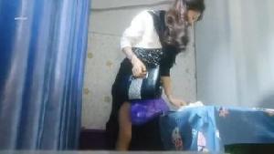 大姐年轻的时候一定是个美女，人美屁股大，抱着大姐各种姿势玩弄，后入大屁股，老逼湿滑，进出舒爽。