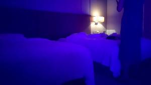 酒店开房在电梯口蹲守，高挑小姐姐赴约，胸大腿长容颜俏丽